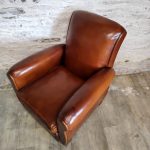 Paire de fauteuils club cuir ancien dossier droit - Detail 2