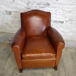 Fauteuil club ancien dossier chapeau de gendarme - Detail 1