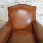 Fauteuil club ancien dossier chapeau de gendarme - Detail 2