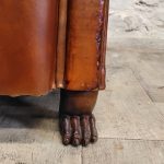Fauteuil club cuir dossier moustache , pieds lion - Detail 3