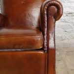Fauteuil club cuir dossier moustache , pieds lion - Detail 2