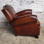 Fauteuil club cuir dossier moustache , pieds lion - Detail 1